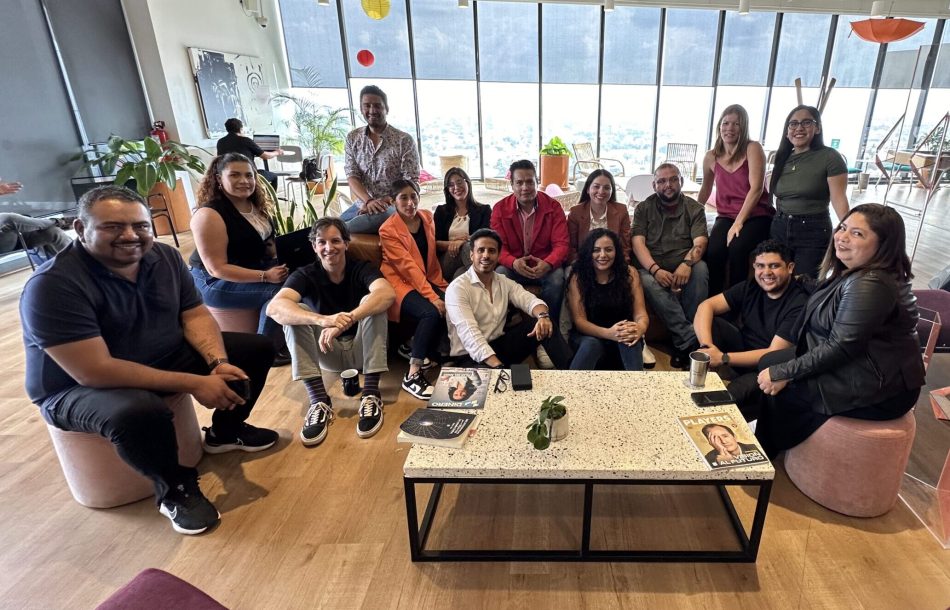 Foto del equipo ClearMechanic en las oficinas de WeWork